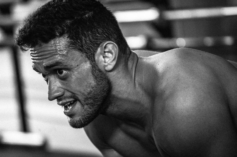 César Ribeiro de perfil, concentrado, durante um treino.