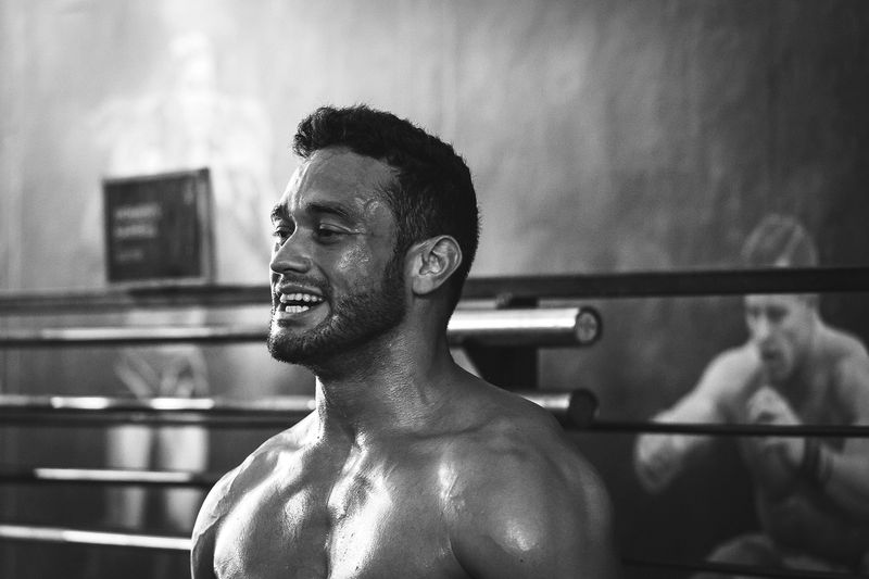 César Ribeiro sorrindo durante uma pausa no treino.